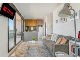 Contemporary Apt, cafes, wifi, tram, parking Apartment, Melbourne - 3