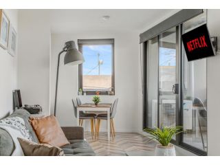 Contemporary Apt, cafes, wifi, tram, parking Apartment, Melbourne - 1