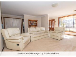 Spacious Family Home - Leafy Suburb & Pet-Friendly Guest house, Orange - 2