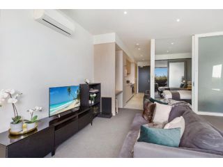 Convenient city apartment with resort-style extras Apartment, Melbourne - 5