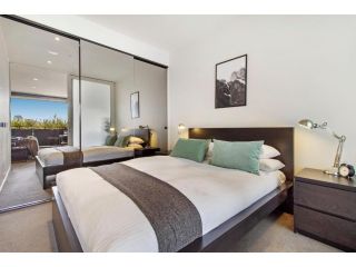 Convenient city apartment with resort-style extras Apartment, Melbourne - 3