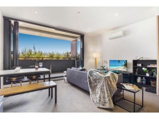 Convenient city apartment with resort-style extras Apartment, Melbourne - 2