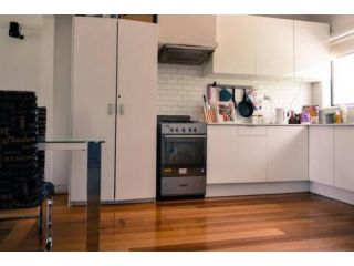 Convenient urban stay with all amenities around Guest house, Melbourne - 1