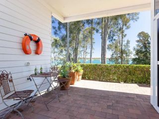 'Corlette Waterfront', 2/44 Danalene Parade - Waterfront Luxury, WIFI, Aircon, Boat Parking Guest house, Corlette - 3