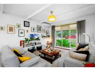 Cosy Cottage 2BR, NETFLIX, Private Garden Terrace Apartment, Victoria - 2