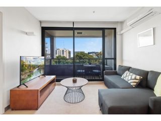 1 Bedroom, Unbeatable Location with Parking Apartment, Melbourne - 2