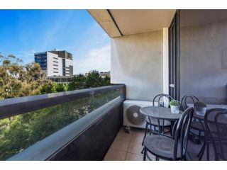 1 Bedroom, Unbeatable Location with Parking Apartment, Melbourne - 1