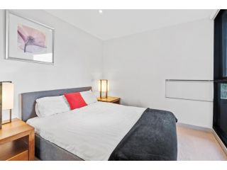 1 Bedroom, Unbeatable Location with Parking Apartment, Melbourne - 3