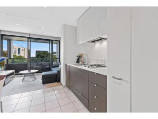 1 Bedroom, Unbeatable Location with Parking Apartment, Melbourne - 4