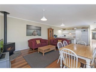 Cottage on James circa:1855 - Modern historic Guest house, Port Fairy - 4