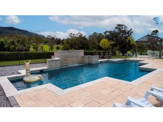 Cowley House - stunning entertainer, views, pool Guest house, New South Wales - 2