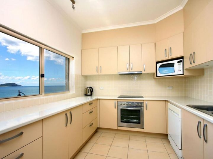 Beachfront Penthouse, Paranomic Views of Ocean Guest house, Terrigal - imaginea 3
