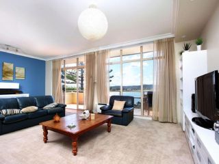 Beachfront Penthouse, Paranomic Views of Ocean Guest house, Terrigal - 4