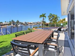 PART HOUSE ONLY Three Bedroom Waterfront Hamptons Home with Air Conditioning Shared Pool and Pontoon Guest house, Mooloolaba - 3