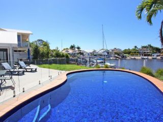 PART HOUSE ONLY Three Bedroom Waterfront Hamptons Home with Air Conditioning Shared Pool and Pontoon Guest house, Mooloolaba - 2