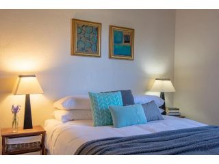 Dawns Sleeps 4 in 2 queens with 2 ensuites wifi in town. Guest house, Daylesford - 2