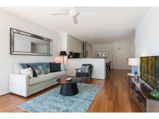 Classy Beachside Unit with Pool, Parking and Gym Apartment, Melbourne - 5