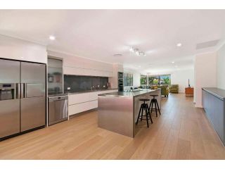 Depper St Beautifully Renovated Beach House Guest house, Sunshine Beach - 3