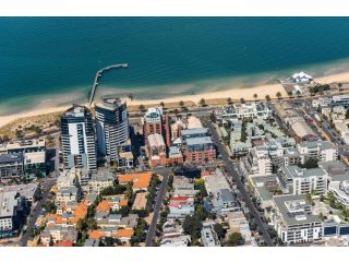 Designer 2-Bed Unit with Balcony Metres from Beach Apartment, Melbourne - 4