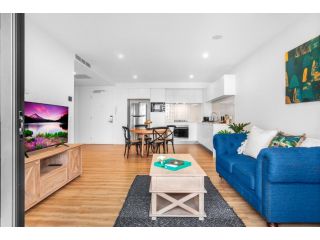 Central 1-Bed Walking Distance to Surfers Beaches Apartment, Gold Coast - 2