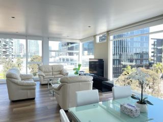 Docklands Luxury Penthouse Right Above The District Docklands Apartment, Melbourne - 1