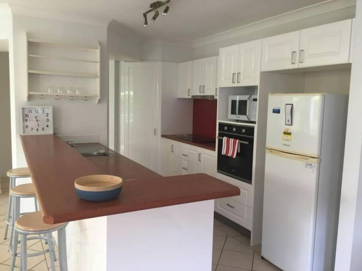 Dog Friendly Home close to Burleigh Beach. Guest house, Gold Coast - imaginea 8