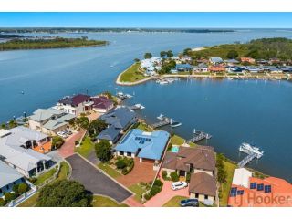 Dolphin Waters LJHooker Yamba Guest house, Yamba - 2