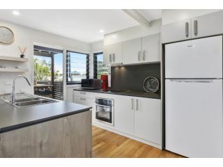 Duke St Convenience at your doorstep Beach living in the heart of the village close to cafes Ocean glimpse Guest house, Sunshine Beach - 3