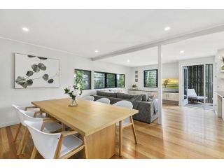 Duke St Convenience at your doorstep Beach living in the heart of the village close to cafes Ocean glimpse Guest house, Sunshine Beach - 2