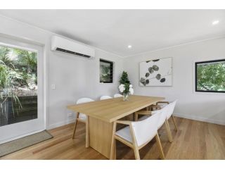 Duke St Convenience at your doorstep Beach living in the heart of the village close to cafes Ocean glimpse Guest house, Sunshine Beach - 5