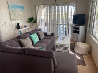 Dunworkin - Rainbow Beach - Room for everyone, pet friendly, fenced yard, Free Wi-fi, pool, walk to beach Guest house, Rainbow Beach - 5