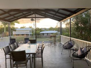 Dunworkin - Rainbow Beach - Room for everyone, pet friendly, fenced yard, Free Wi-fi, pool, walk to beach Guest house, Rainbow Beach - 4