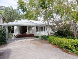 Dutchies Haven', 11 Christmas Bush Ave - Air Con, large enclosed yard, 2 minute walk to Dutchies Guest house, Nelson Bay - 2