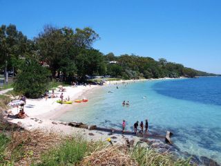 Dutchies Sand & Sea Beach House - easy walk to the beach Guest house, Nelson Bay - 2