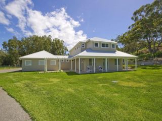 Echo Beach House, 16 Reflections Dr - Luxurious House with Magnificent Pool and Ducted Air Guest house, One Mile - 2