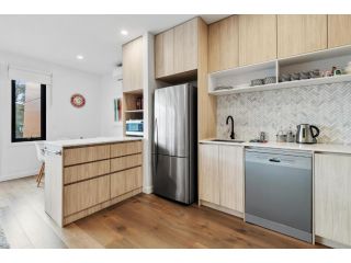 Elegant 2-Bed Modern Apartment with Balcony Apartment, Melbourne - 5