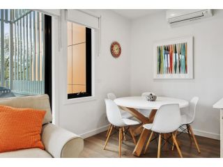 Elegant 2-Bed Modern Apartment with Balcony Apartment, Melbourne - 4