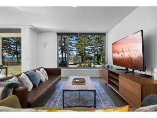 Elegant 3-Bed Coastal Apartment Facing Beach Apartment, Gold Coast - 2