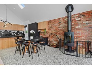 Stylish 3-Bedroom House with Courtyard Hot Tub Guest house, Melbourne - 4