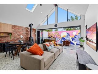 Stylish 3-Bedroom House with Courtyard Hot Tub Guest house, Melbourne - 2