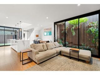 Elegant 4-Bed House with Stunning Rooftop Terrace Guest house, Melbourne - 2