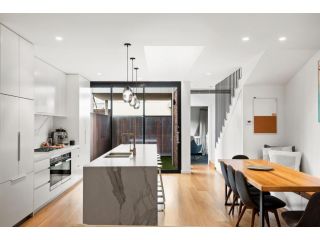 Elegant 4-Bed House with Stunning Rooftop Terrace Guest house, Melbourne - 4