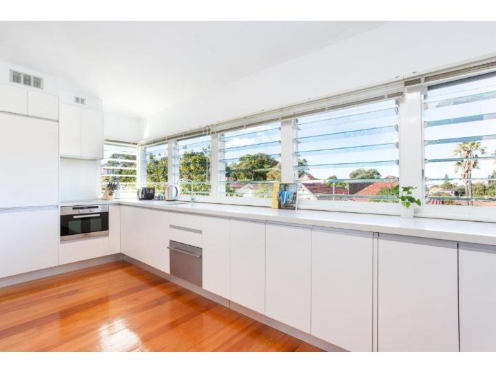 Elegant Studio with Sunny Kitchen 25 min from CBD Apartment, Sydney - imaginea 5