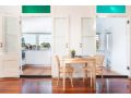 Elegant Studio with Sunny Kitchen 25 min from CBD Apartment, Sydney - thumb 9