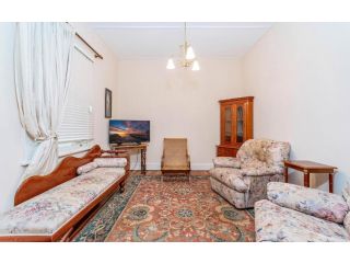 Eliza 1875 Red Brick Duplex Townhouse Apartment, Grafton - 1