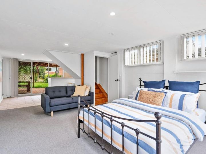 Modern Family Beach House with Outdoor Deck & BBQ Guest house, Terrigal - imaginea 7