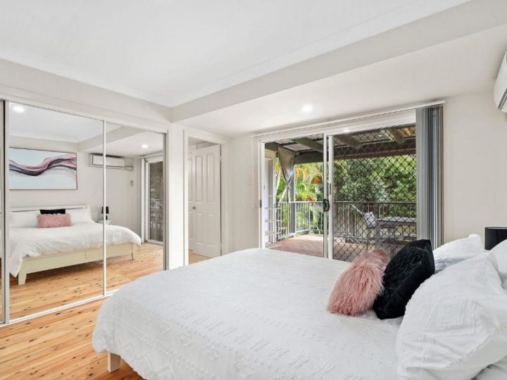 Modern Family Beach House with Outdoor Deck & BBQ Guest house, Terrigal - imaginea 6