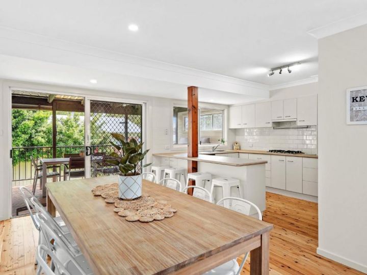 Modern Family Beach House with Outdoor Deck & BBQ Guest house, Terrigal - imaginea 1